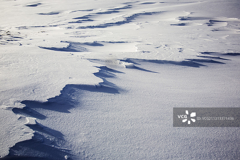 英国苏格兰凯恩戈姆山脉斯尼达山谷风积雪上的冰雪波纹图片素材