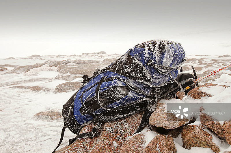 凯恩戈姆高原上覆盖着霜花的背包，位于英国苏格兰阿维莫尔上方图片素材