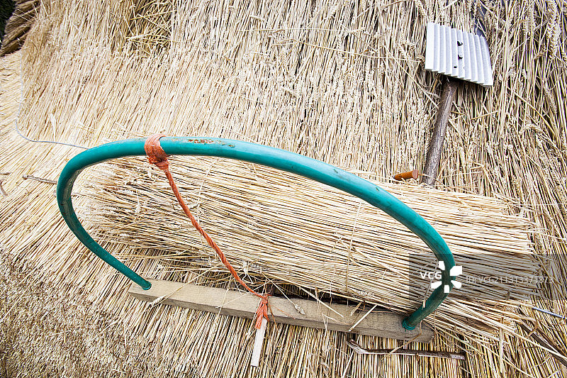 多塞特郡赛蒙兹伯里村，用小麦重新修缮的旧谷仓，英国图片素材