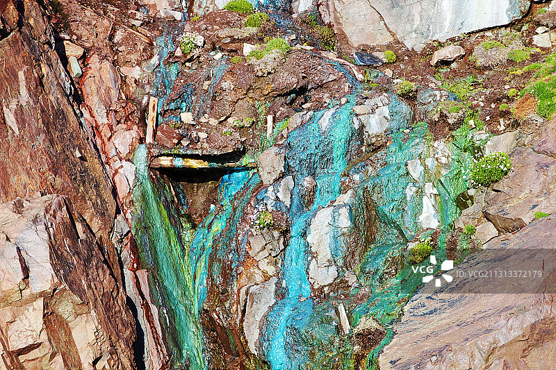 英国康沃尔圣贾斯特附近吉沃尔锡矿的铜矿沉积物浸出，将海边的悬崖染成绿色。图片素材