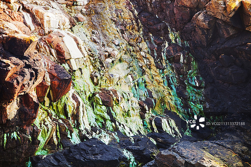 英国康沃尔圣贾斯特附近吉沃尔锡矿的铜矿沉积物浸出，将海边的悬崖染成绿色。图片素材