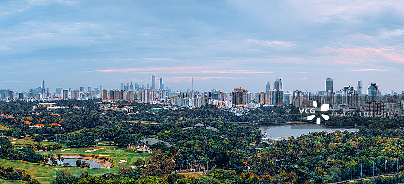 黄昏的广州麓湖城市风光全景图片素材