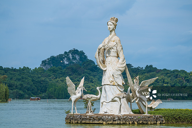 夏天的广东省肇庆市端州区七星岩风景区仙女湖的湖中仙女雕塑仙鹤图片素材