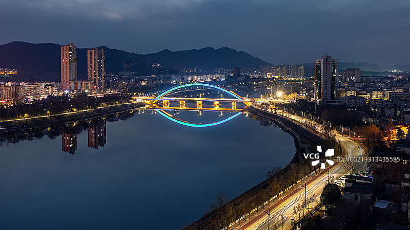 河南省信阳市浉河城市天际线夜景风光图片素材