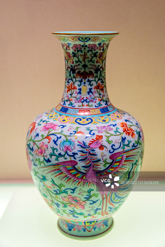 中国辽宁省博物馆清代乾隆粉彩龙凤穿花纹瓶图片素材