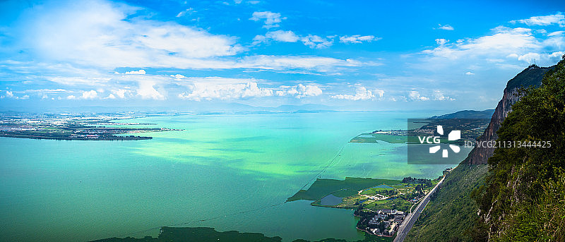 昆明西山森林公园山顶鸟瞰滇池湖畔城市风光图片素材