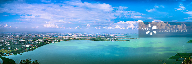 昆明西山森林公园山顶鸟瞰滇池湖畔城市风光图片素材