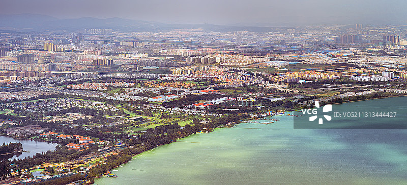 昆明西山森林公园山顶鸟瞰滇池湖畔城市风光图片素材