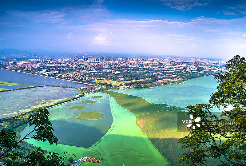 昆明西山森林公园山顶鸟瞰滇池湖畔城市风光图片素材