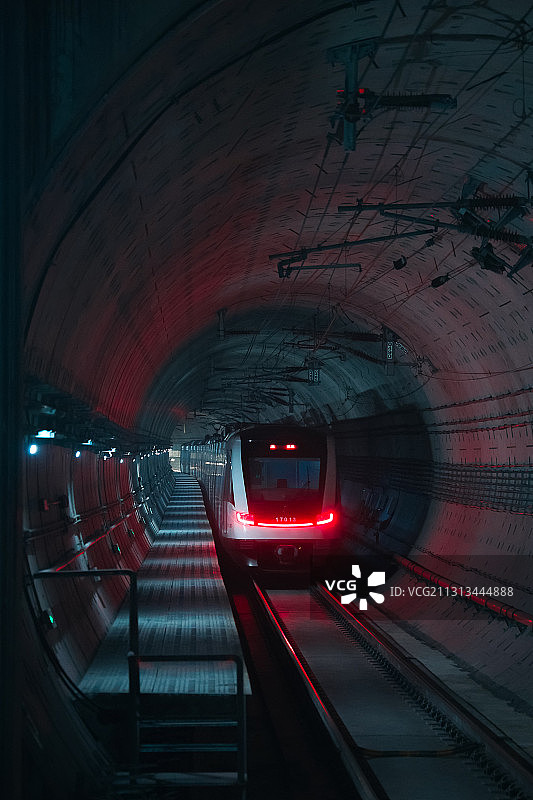地铁列车行驶在隧道中图片素材