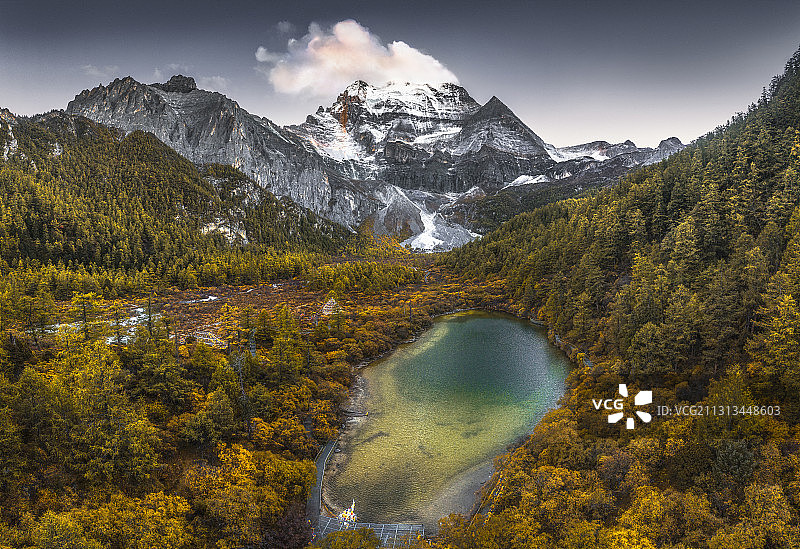 稻城亚丁仙乃日神山与卓玛拉措航拍全景图片素材
