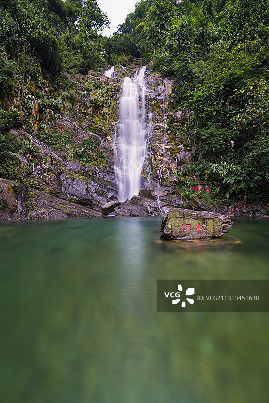 广东肇庆市鼎湖区鼎湖山飞水潭瀑布慢门流水碧绿湖水孙中山游泳处图片素材