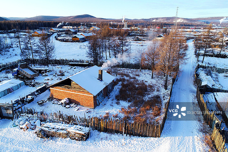 航拍大兴安岭森林小镇山里人家雪景图片素材