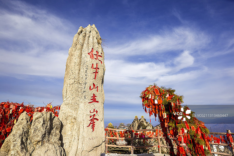 洛阳栾川老君山的冬季风光，山顶道教建筑群识别度高图片素材