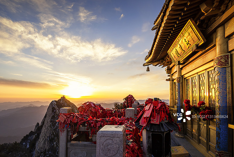 洛阳栾川老君山山顶，冬季的日落分外美丽图片素材