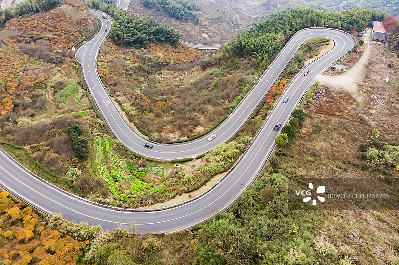 深秋的宁波余姚四明山盘山公路，航拍视角图片素材