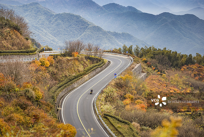 宁波余姚四明山，深秋的网红盘山公路图片素材