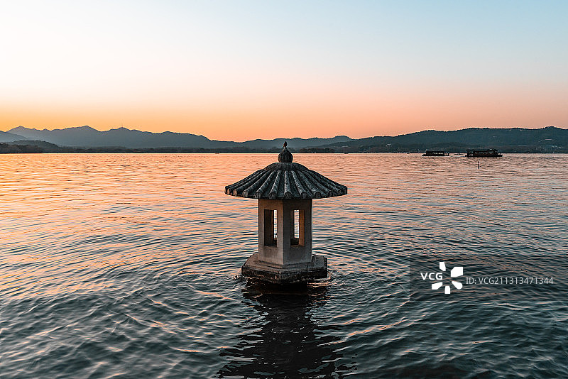 西湖翠光亭日落图片素材