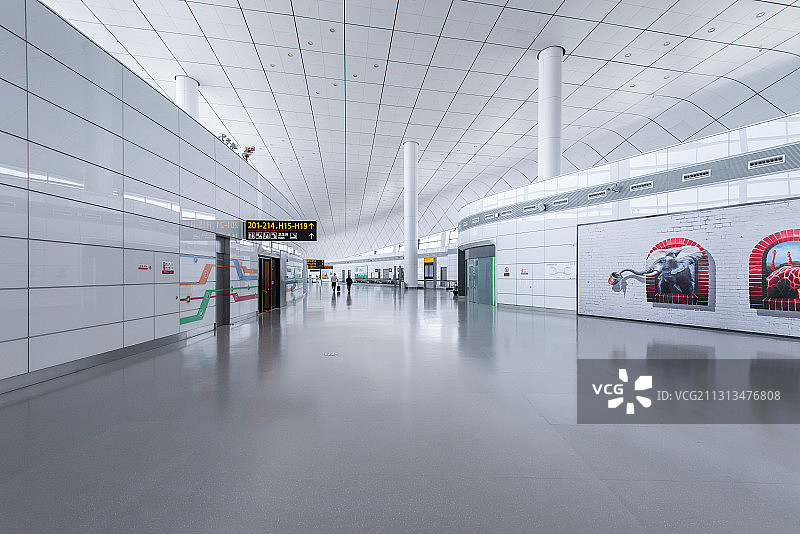 国际机场空旷室内航站楼候机区大厅值机柜台图片素材