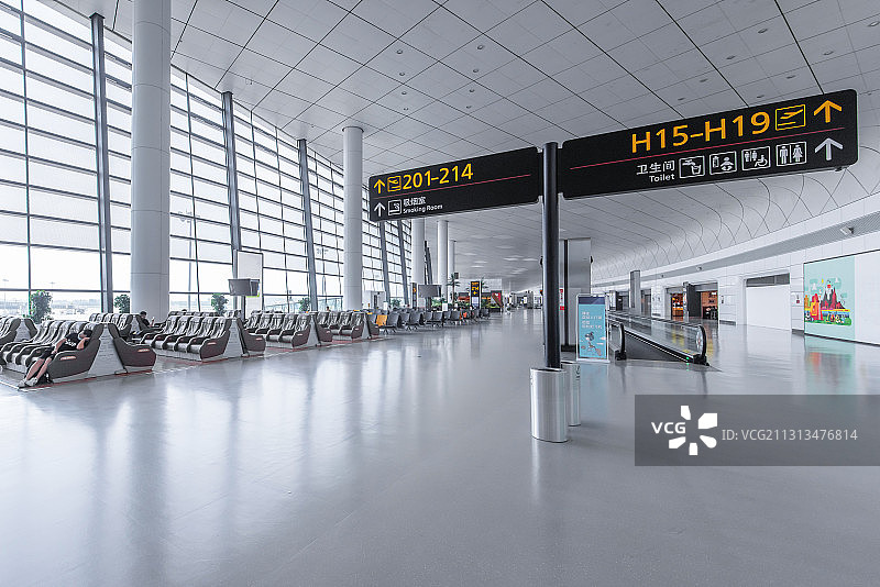 国际机场空旷室内航站楼候机区大厅值机柜台图片素材