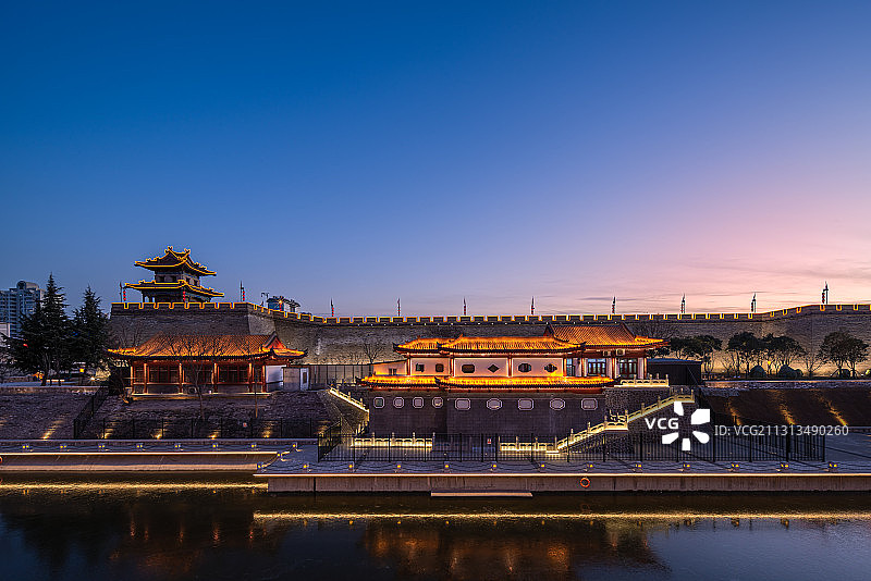 西安城墙角楼护城河古建筑夜景图片素材