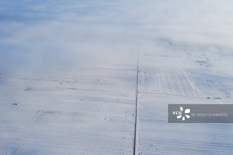 无人机航拍冬天中国北方田野云雾图片素材