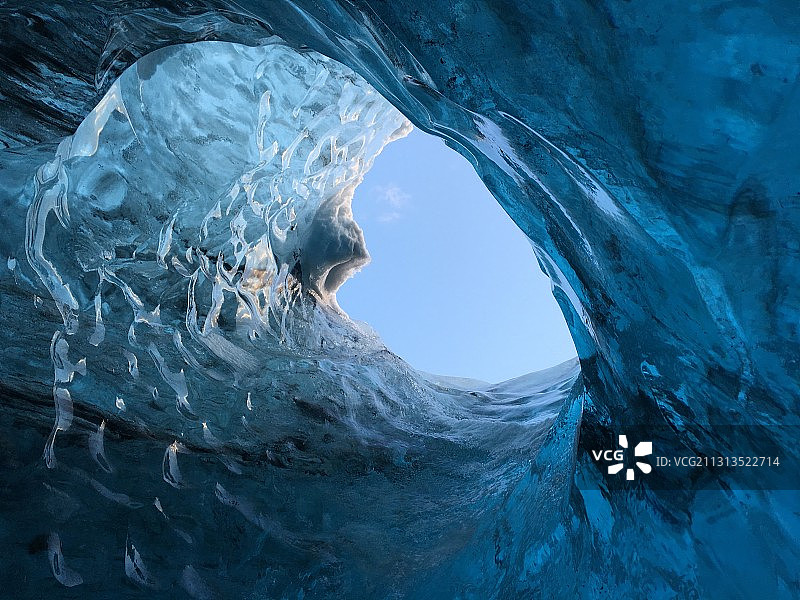 冰岛瓦特纳冰原冰洞内部看天空图片素材