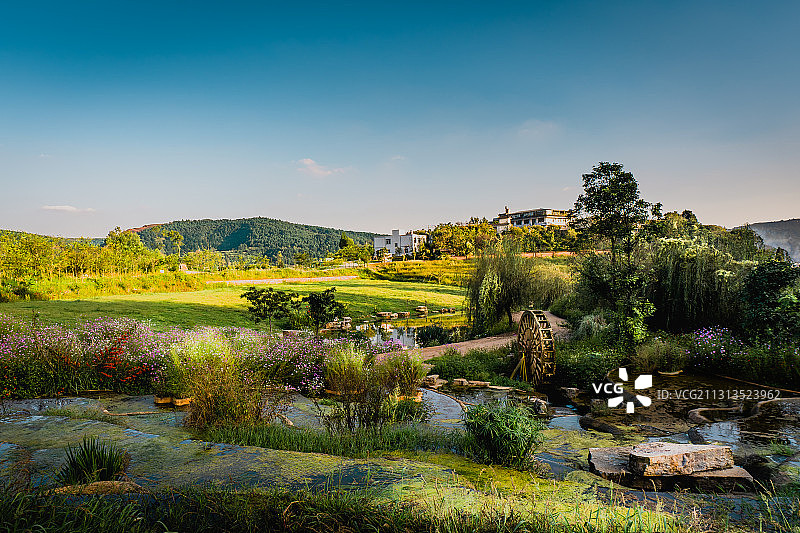 斜阳下的田庄图片素材