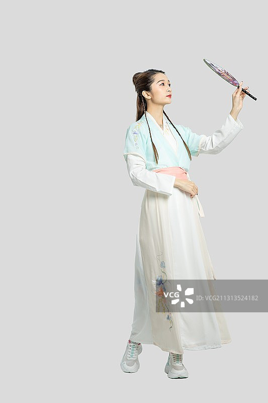 身穿汉服的东方年轻女性图片素材