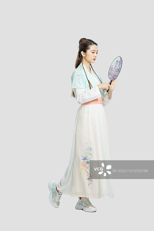 身穿汉服的东方年轻女性图片素材