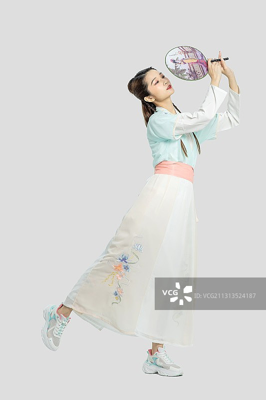 身穿汉服的东方年轻女性图片素材