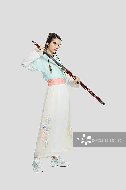 身穿汉服的东方年轻女性图片素材