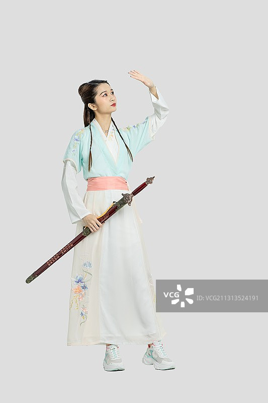 身穿汉服的东方年轻女性图片素材