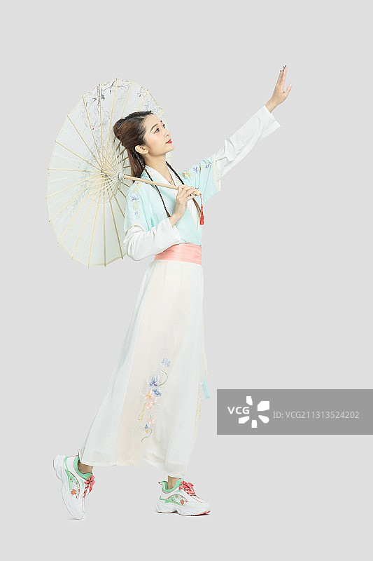 身穿汉服的东方年轻女性图片素材