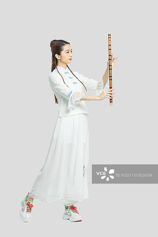 身穿汉服的东方年轻女性图片素材