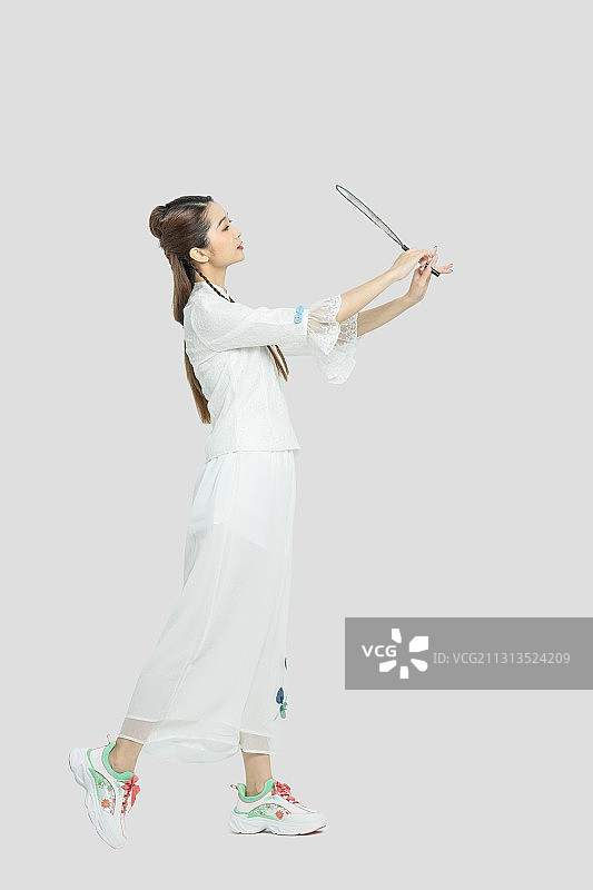 身穿汉服的东方年轻女性图片素材