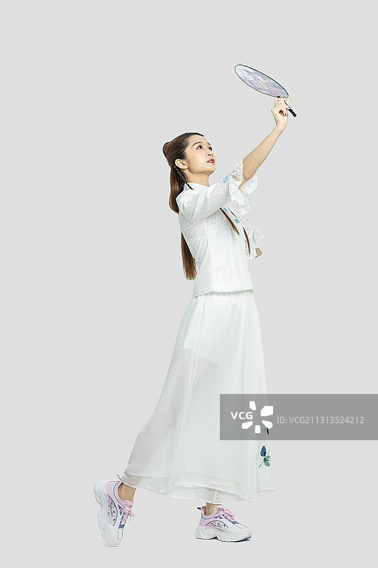 身穿汉服的东方年轻女性图片素材