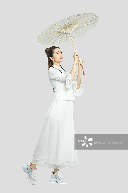 身穿汉服的东方年轻女性图片素材