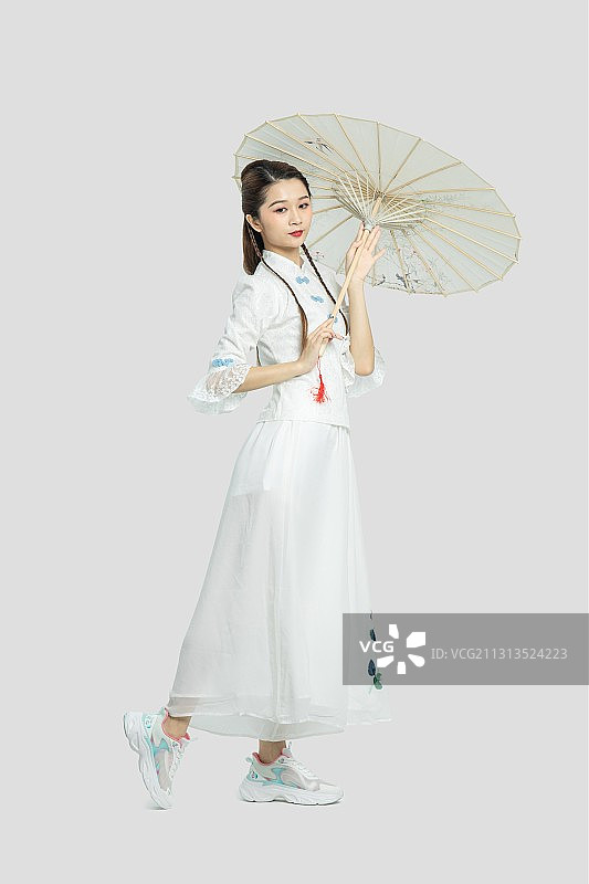 身穿汉服的东方年轻女性图片素材