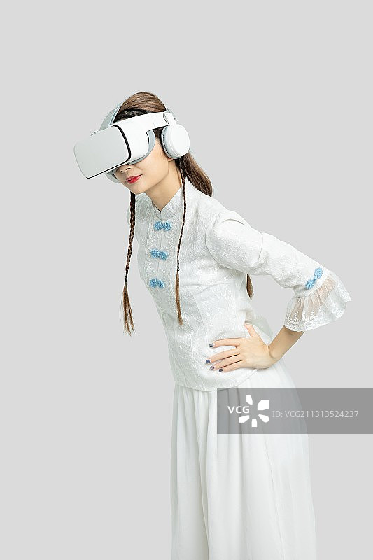 穿戴VR的年轻东方女性图片素材