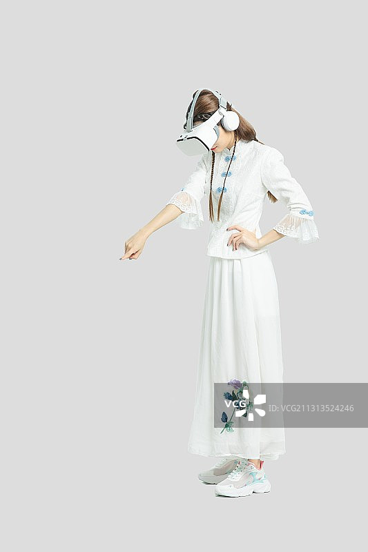 穿戴VR的年轻东方女性图片素材