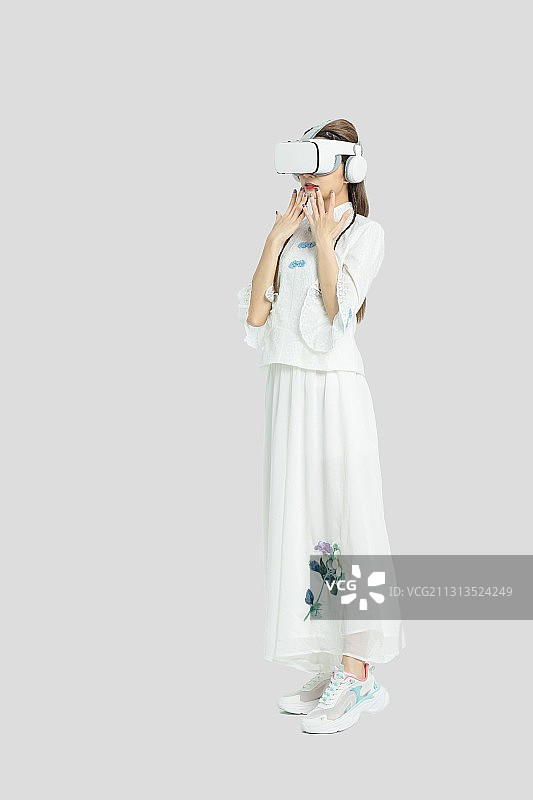 穿戴VR的年轻东方女性图片素材