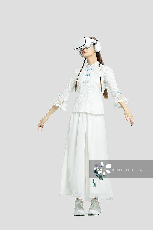 穿戴VR的年轻东方女性图片素材