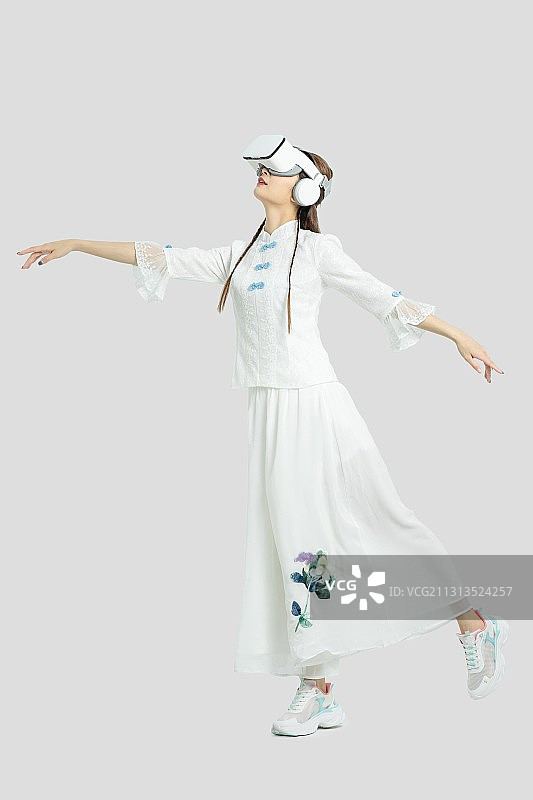 穿戴VR的年轻东方女性图片素材