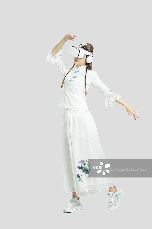 穿戴VR的年轻东方女性图片素材
