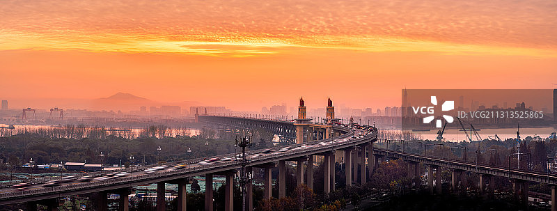 晨曦中的南京长江大桥全景图片素材