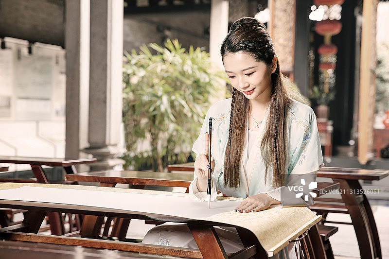 在古老的房子里身着汉服的年轻女性图片素材