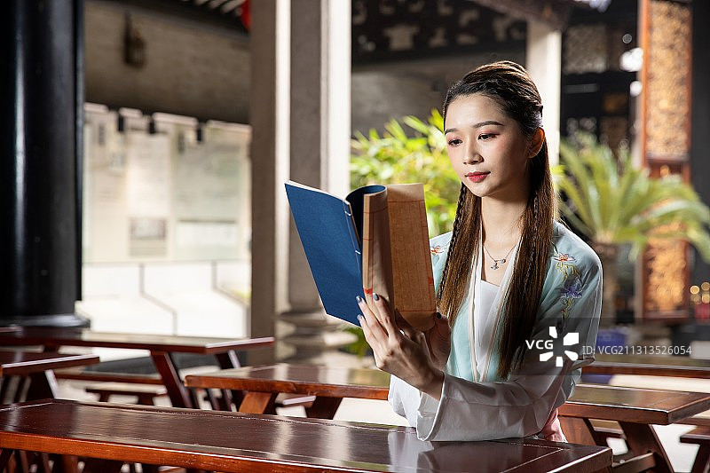在古老的房子里身着汉服的年轻女性图片素材