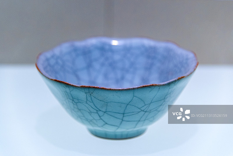 中国辽宁省博物馆清代乾隆仿哥釉葵瓣形碗图片素材