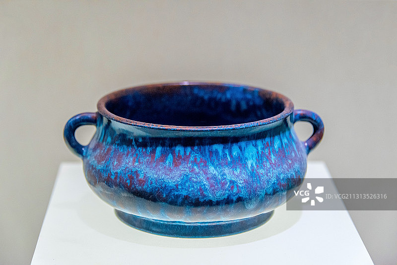 中国辽宁省博物馆清代雍正炉钧釉双耳炉图片素材